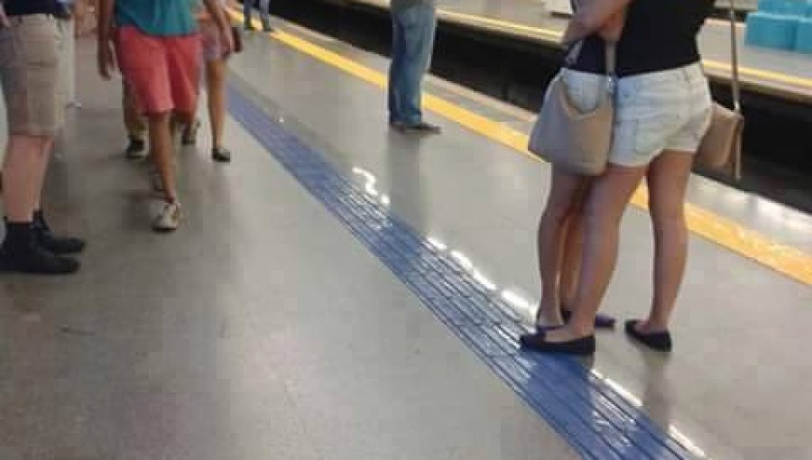 Foto en el Metro de Santiago que cautivó a los usuarios: “Me niego a ver una escena como esta y considerarlo algo normal”