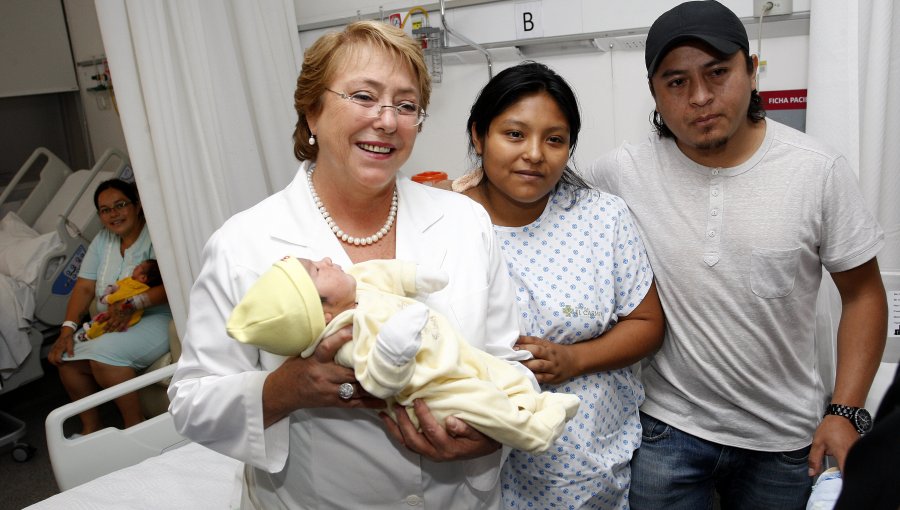 Bachelet presentó los renovados ajuares del gobierno para los recién nacidos