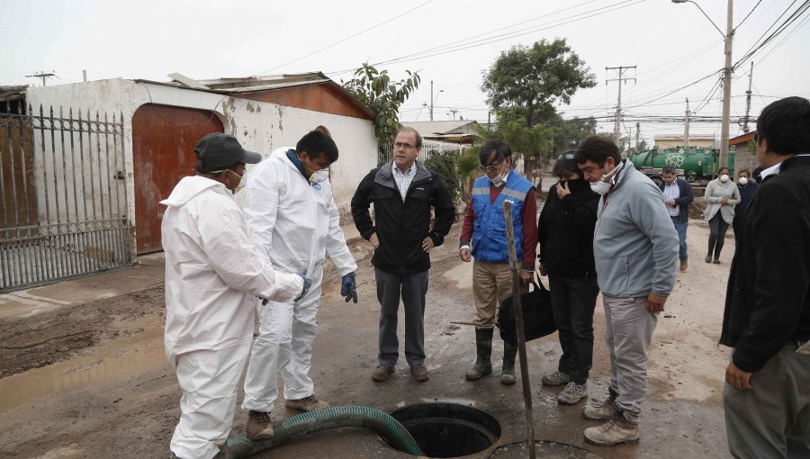 Camiones limpiafosas trabajan en el despeje de alcantarillados de Copiapó