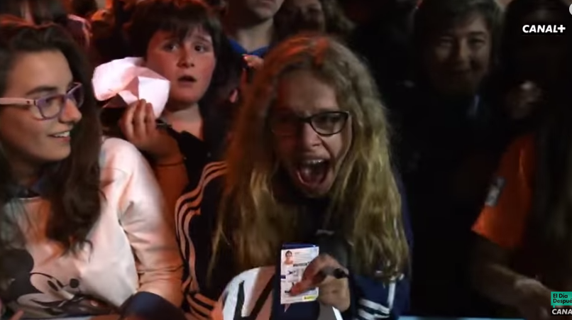 Bravo es todo un ídolo: Mira la histérica reacción de una niña al recibir una camiseta del chileno