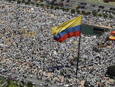 Miles de colombianos comienzan a marchar por la paz en diferentes ciudades