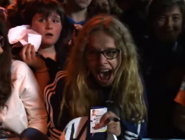 Bravo es todo un ídolo: Mira la histérica reacción de una niña al recibir una camiseta del chileno