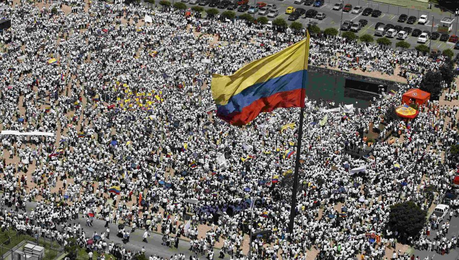 Miles de colombianos comienzan a marchar por la paz en diferentes ciudades