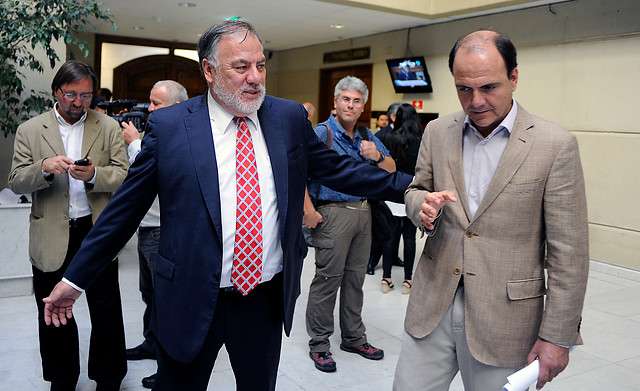 Partidos de oficialismo y oposición realizan “mea culpa transversal” y firman texto con 6 puntos para salir de crisis política