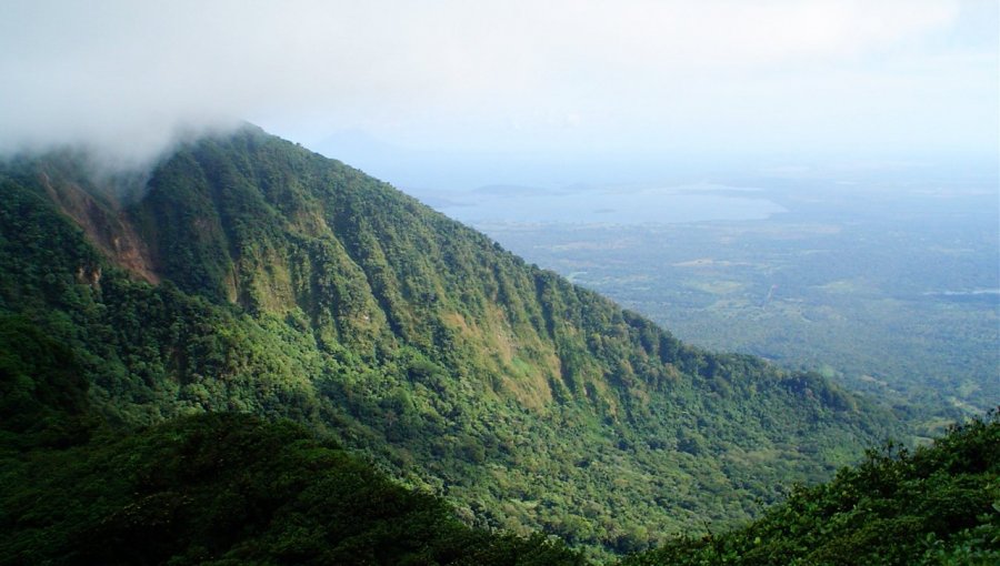 Luchan por controlar incendio en volcán Mombacho de Nicaragua