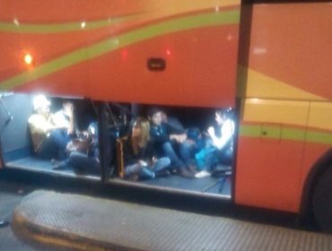 Graban a pasajeros viajando a Curacaví al interior del maletero de un bus