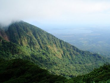 Luchan por controlar incendio en volcán Mombacho de Nicaragua