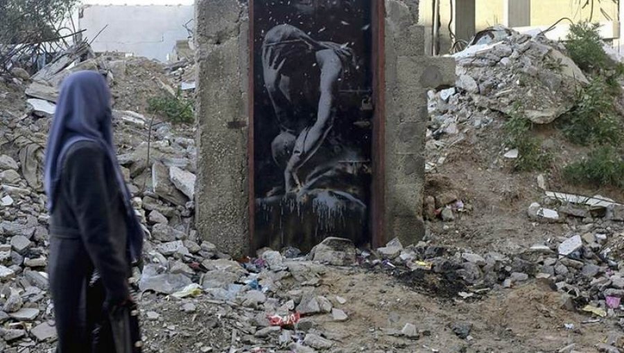 Policía en Gaza confisca puerta de Banksy