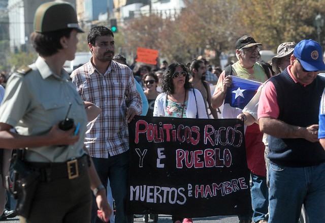 Más de un millar de personas marchó hoy en Valparaíso contra la corrupción