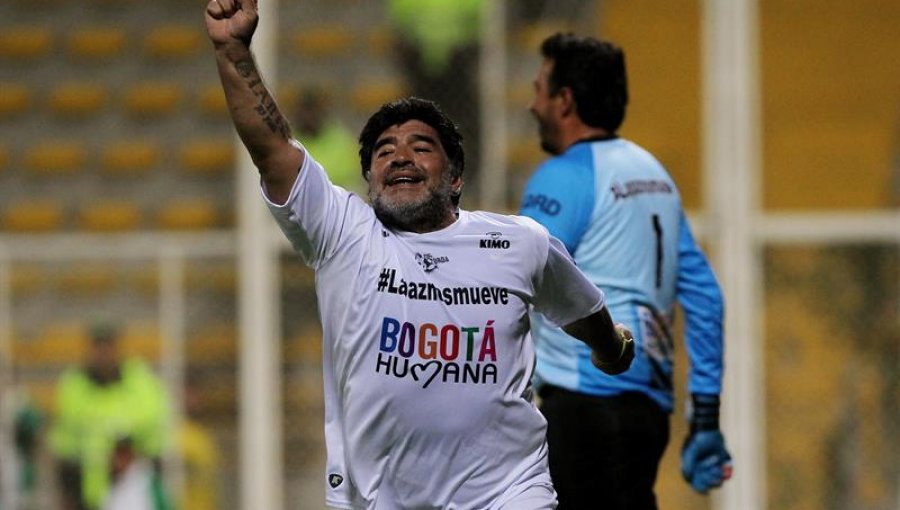 Vídeo muestra a Maradona agrediendo a aficionados tras 'partido por la paz'