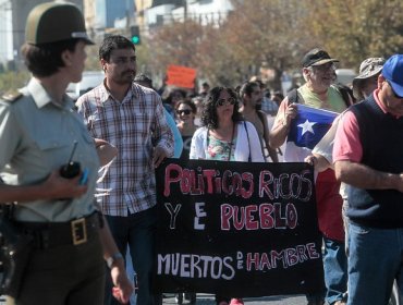 Más de un millar de personas marchó hoy en Valparaíso contra la corrupción