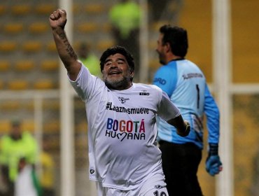 Vídeo muestra a Maradona agrediendo a aficionados tras 'partido por la paz'