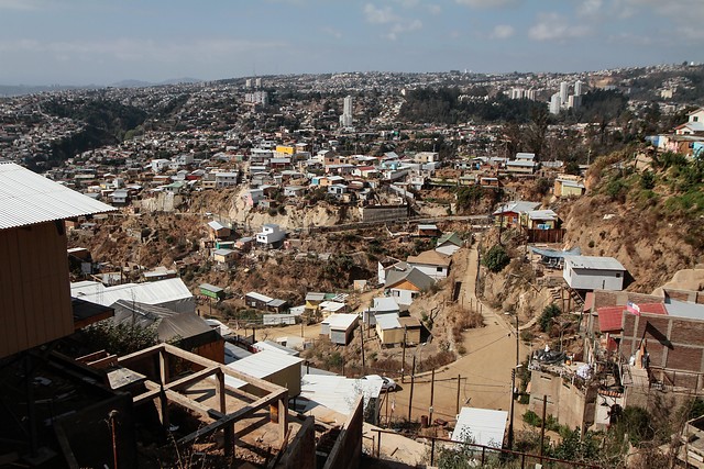 Misas y banderas negras marcan primer aniversario del megaincendio de Valparaíso