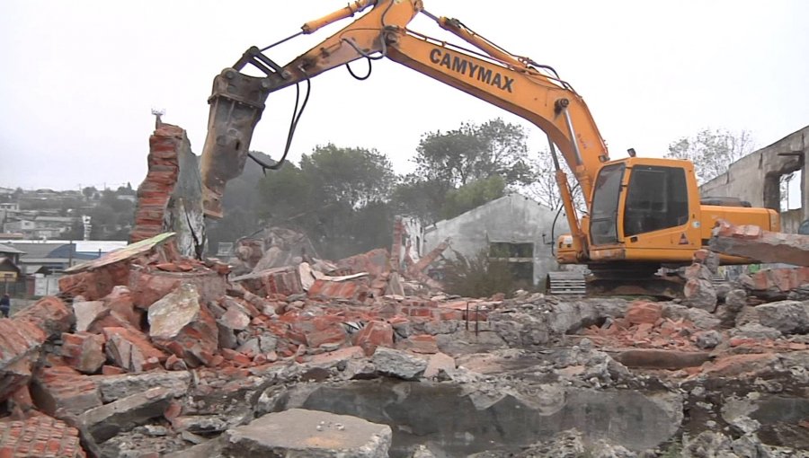 Investigan muerte de mujer hallada entre los escombros de una demolición