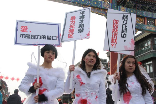 China libera a tres feministas detenidas pero retiene a las dos más activas