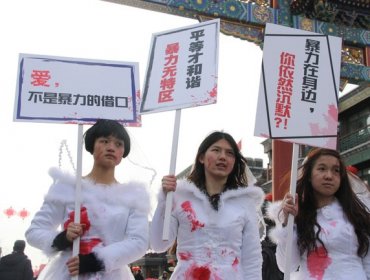 China libera a tres feministas detenidas pero retiene a las dos más activas