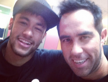 Este lunes Claudio Bravo está de cumpleaños y así fue el saludo de su amigo Neymar