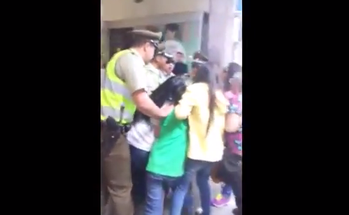 Video: Impactante pelea entre carabineros y una mujer tras detención de comerciantes ambulantes