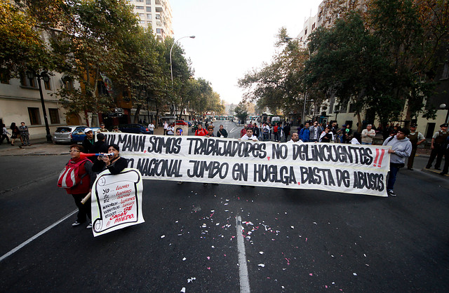 Trabajadores en huelga del Jumbo protestaron cerca de Plaza Baquedano