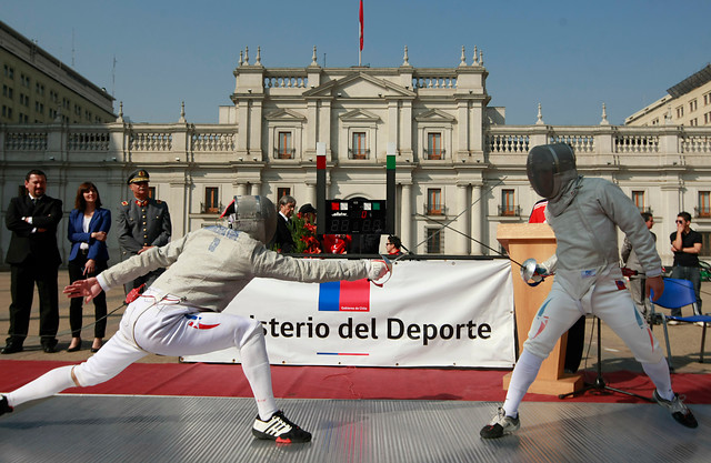 Frente a La Moneda se hizo el lanzamiento Panamericano de Esgrima 2015