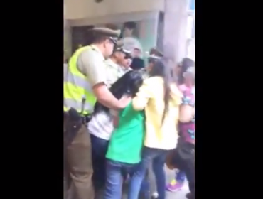 Video: Impactante pelea entre carabineros y una mujer tras detención de comerciantes ambulantes