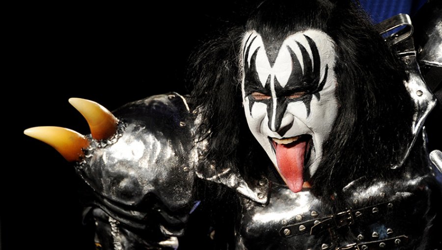 Líder de la banda Kiss publicó particular imagen junto a un Carabinero
