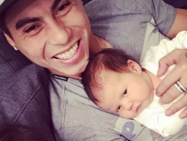 Eduardo Vargas compartió la primera selfie que tomó su pequeña hija