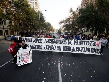 Trabajadores en huelga del Jumbo protestaron cerca de Plaza Baquedano