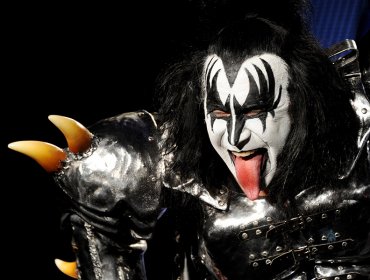 Líder de la banda Kiss publicó particular imagen junto a un Carabinero