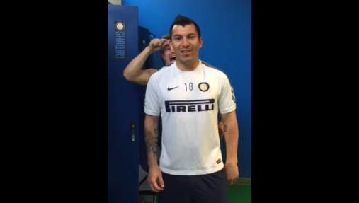 Video: Gary Medel le entregó su apoyo a Ingrid Cruz para Reina Guachaca