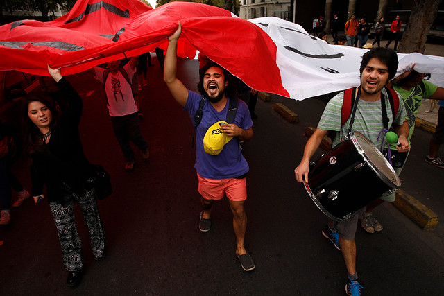 Con banderazo llamaron a participar en marcha de la Confech de este jueves