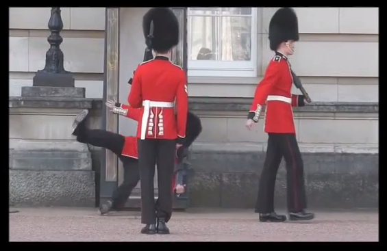 Video: Guardia real del Palacio de Buckingham sufre bochornosa caída frente a decenas de turistas