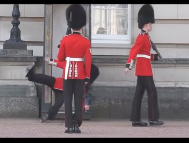 Video: Guardia real del Palacio de Buckingham sufre bochornosa caída frente a decenas de turistas