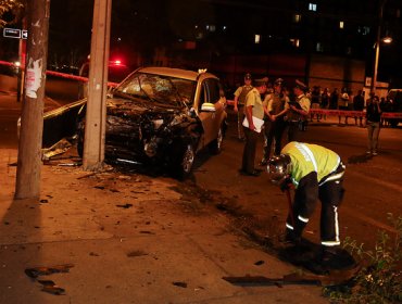 Un hombre no identificado murió al chocar su vehículo contra poste en Concepción