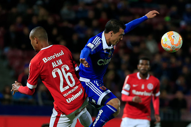 Libertadores: U. de Chile eliminada tras caer 0-4 ante Inter de Charles Aránguiz