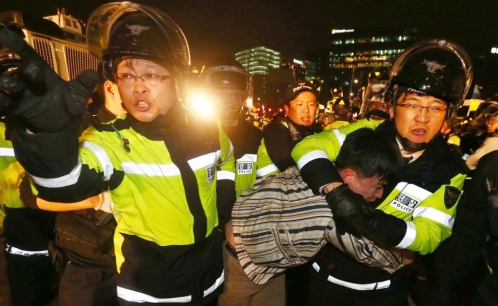 Heridos 74 policías en protesta en Seúl por gestión del naufragio ferri Sewol