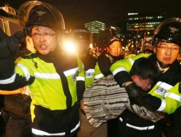 Heridos 74 policías en protesta en Seúl por gestión del naufragio ferri Sewol