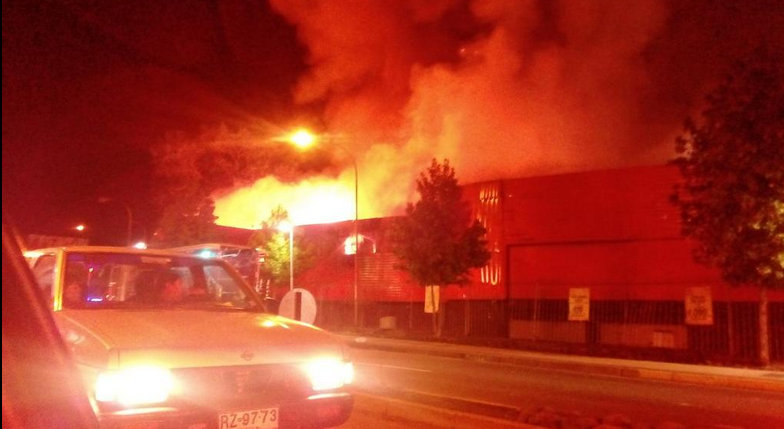 Incendio destruyó supermercado Maxi Ahorro de Concepción