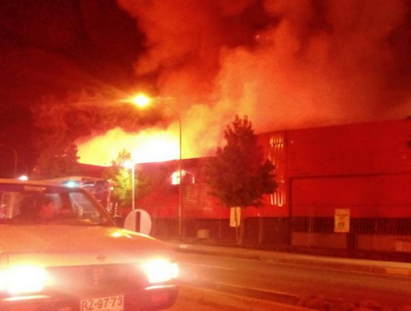 Incendio destruyó supermercado Maxi Ahorro de Concepción