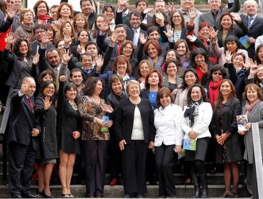 Presidenta Bachelet firma proyecto de Política Nacional Docente: Sueldo mínimo de profesores será de $950 mil pesos