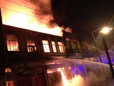 Gigantesco incendio consumió 9 locales comerciales en Quillota