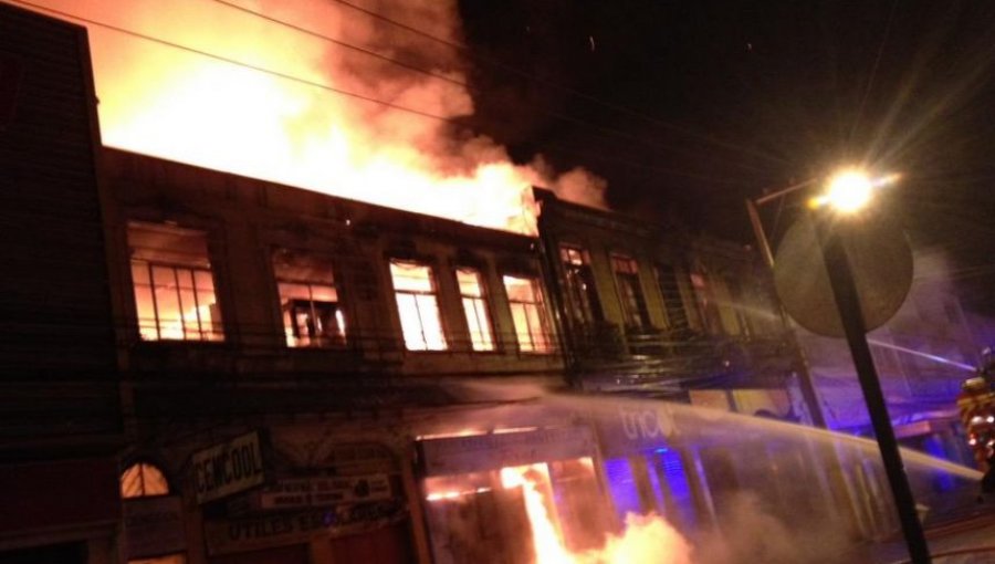 Gigantesco incendio consumió 9 locales comerciales en Quillota