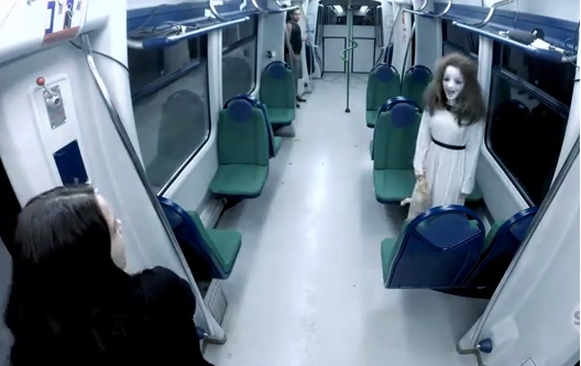 Video: Diabólica niña aparece en metro de Brasil