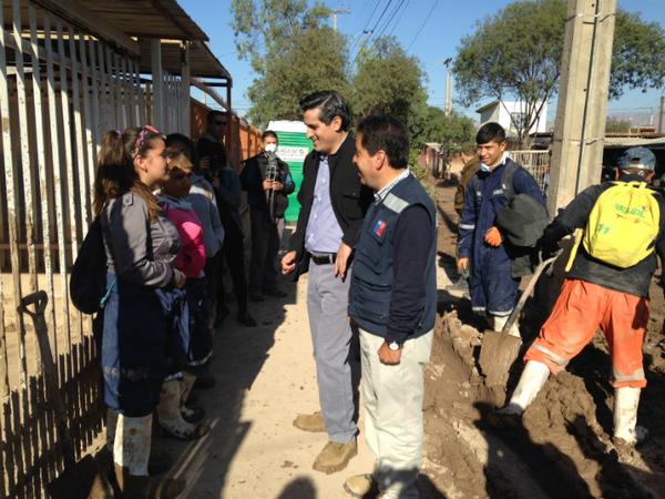 Peñailillo ordenó llevar a hoteles a damnificados que están viviendo en carpas