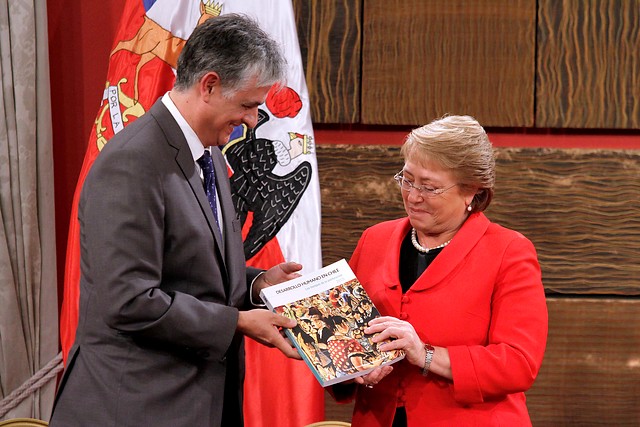 Presidenta Bachelet admite que "la sociedad desconfía de las élites tradicionales"