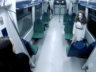 Video: Diabólica niña aparece en metro de Brasil