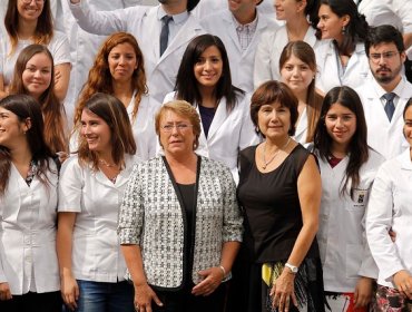 Ministra de Salud afirma que déficit de especialistas está en "franca mejoría"