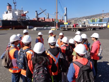 TCVAL compartió en terreno con estudiantes del CFT UCEVALPO sobre la operación portuaria