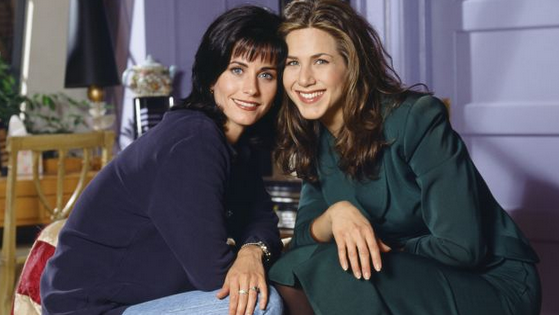 A sus 50 años popular actriz de Friends arrasó con enorme escote en estreno de film