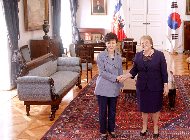 Michelle Bachelet se reúne con la Presidenta de Corea del Sur en La Moneda